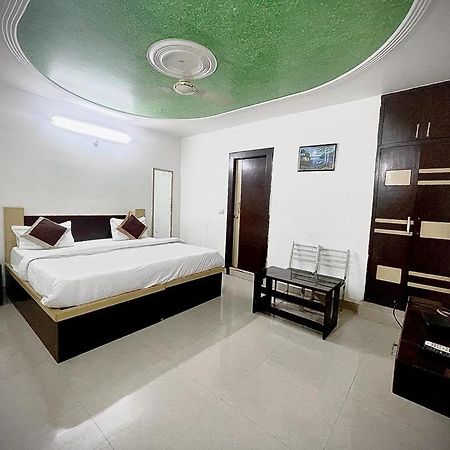 Premium Boston Rooms Family Hotel Agra  Exterior foto